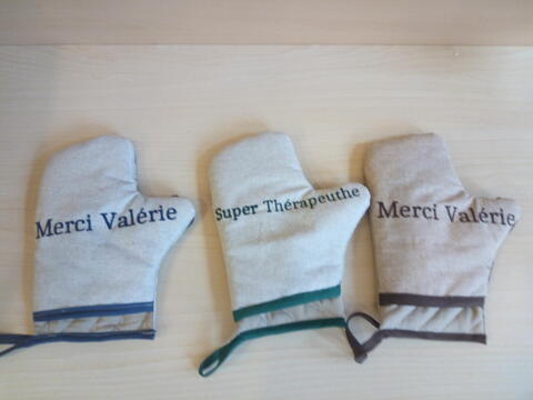 Vue du dessus de 3 gants à huitres brodés