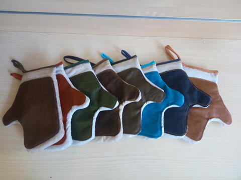 Vue du dessous de 5 gants avec la pièce en cuir