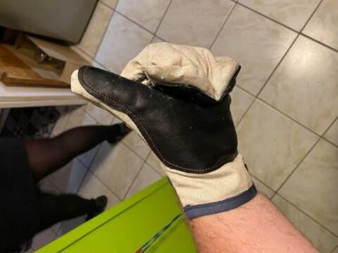 Vue du dessous du gant et de sa pièce en cuir