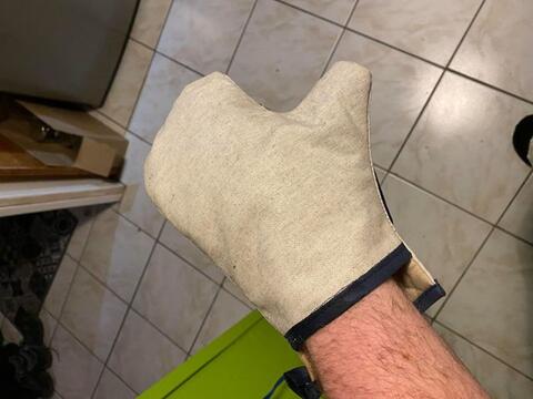 Vue du dessus du gant qui protège la main entière