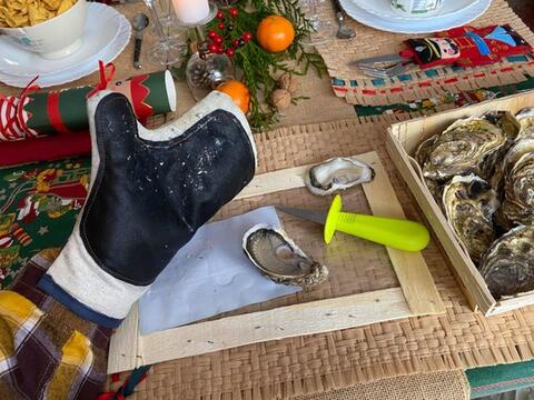 Gant à huitre au dessus d'une huitre ouverte